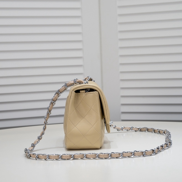 シャネルバッグ背面デザイン